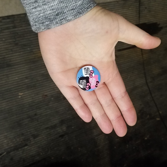 Hello Kitty Pin - Picture 2 of 3